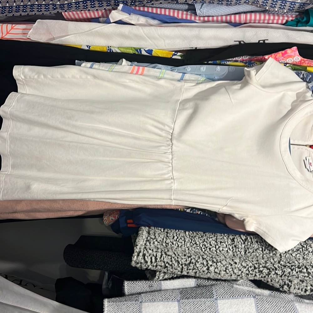 Vineyard vines white dress . Zipper back